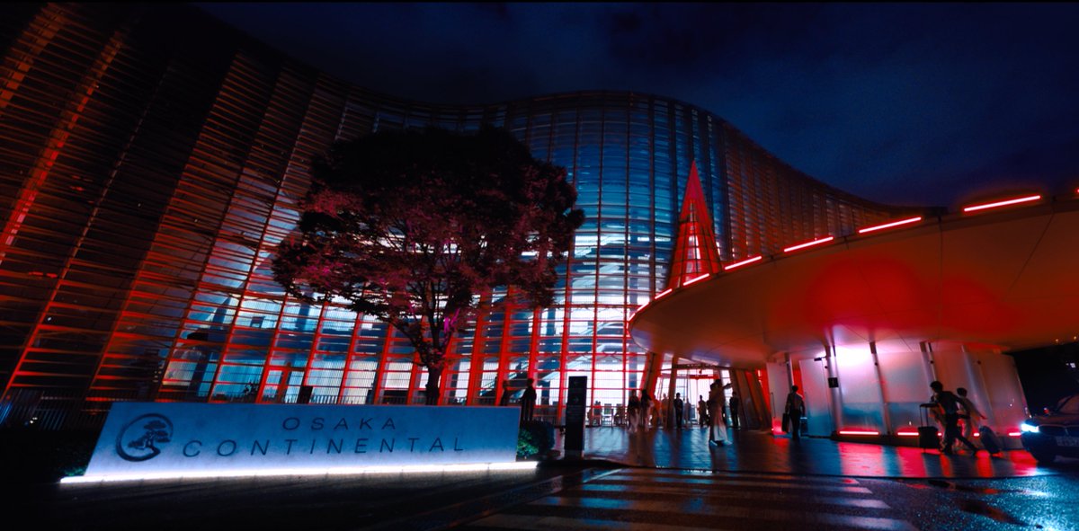 johnwickjp's tweet image. 『#ジョン・ウィック：コンセクエンス』
大阪・コンチネンタルホテルの外観は…

🗼東京・六本木の
　——🖼️ 国立新美術館 🖼️——

なんと #チャド・スタエルスキ 監督が
美術館の写真を見て気に入った場所‼️

一晩で撮り終えたという、多くのエキストラを動員した大掛かりなシーンをぜひ劇場で🐶
@NACT_PR