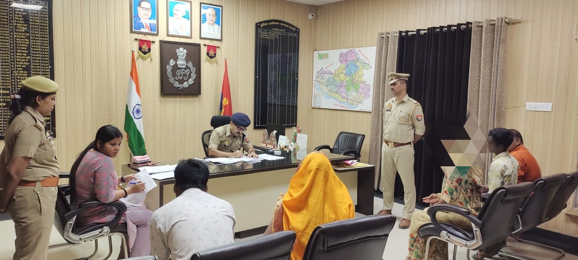 bastipolice's tweet photo. #Bastipolice पुलिस अधीक्षक बस्ती श्री गोपाल कृष्ण चौधरी व क्षेत्राधिकार रुधौली श्रीमती प्रीति खरवार द्वारा पुलिस कार्यालय में  जनसुनवाई कर फरियादियों की शिकायतों को गम्भीरता पूर्वक सुनकर उनके समस्याओं के त्वरित व गुणवत्तापूर्ण निस्तारण हेतु सम्बंधित को निर्देशित किया गयाl https://t.co/qxC9uon5sT