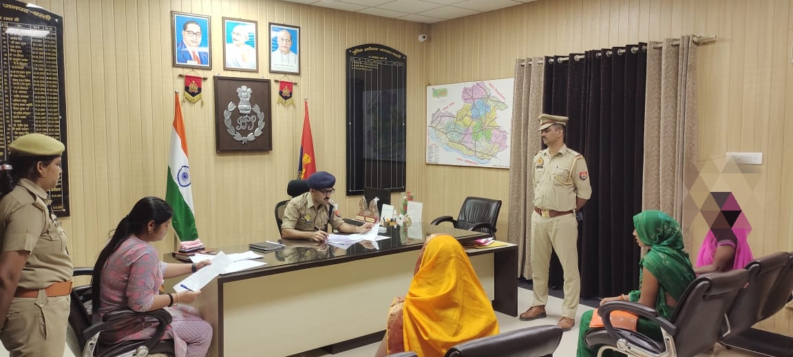 bastipolice's tweet photo. #Bastipolice पुलिस अधीक्षक बस्ती श्री गोपाल कृष्ण चौधरी व क्षेत्राधिकार रुधौली श्रीमती प्रीति खरवार द्वारा पुलिस कार्यालय में  जनसुनवाई कर फरियादियों की शिकायतों को गम्भीरता पूर्वक सुनकर उनके समस्याओं के त्वरित व गुणवत्तापूर्ण निस्तारण हेतु सम्बंधित को निर्देशित किया गयाl https://t.co/qxC9uon5sT