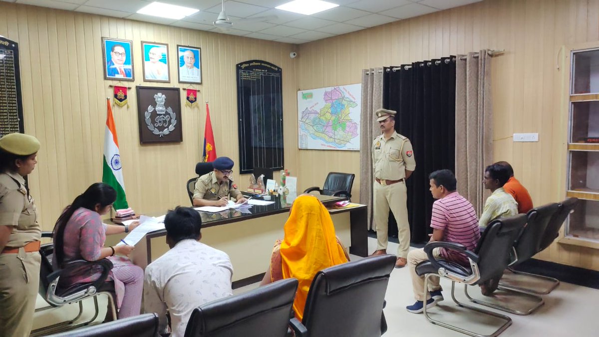 bastipolice's tweet photo. #Bastipolice पुलिस अधीक्षक बस्ती श्री गोपाल कृष्ण चौधरी व क्षेत्राधिकार रुधौली श्रीमती प्रीति खरवार द्वारा पुलिस कार्यालय में  जनसुनवाई कर फरियादियों की शिकायतों को गम्भीरता पूर्वक सुनकर उनके समस्याओं के त्वरित व गुणवत्तापूर्ण निस्तारण हेतु सम्बंधित को निर्देशित किया गयाl https://t.co/qxC9uon5sT