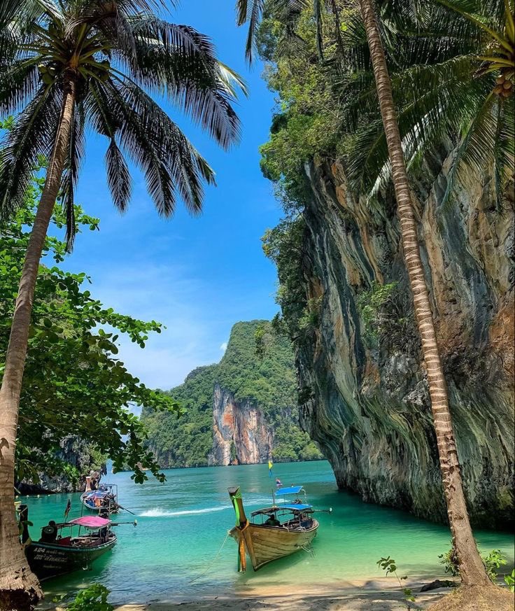 TravelDagger's tweet photo. Krabi: Where limestone cliffs and emerald waters create a tropical haven! 🌴🌊☀️ https://t.co/xoHB7hJscB