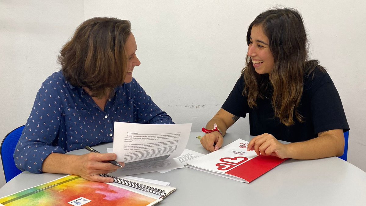 CaritasSevilla's tweet photo. Ayer nos reunimos con nuestra voluntaria Ángela, que nos representará en el próximo Young Volunteers Task Force de @CaritasEuropa  que se celebrará los próximos 14 y 15 de octubre en Praga. https://t.co/rFlYLEkDfV