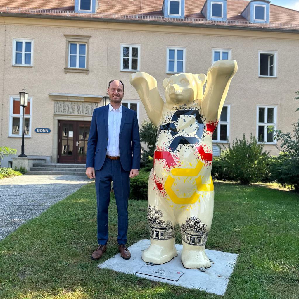 Zwei Jahre Kommunikation <a href="/BAKS_Bund/">BAKS</a> gehen heute zu Ende. Herzlichen Dank für die tolle Zeit an mein Team und <a href="/BAKS_President/">BAKS-Präsident</a>! Am Montag geht es mit großer Vorfreude zurück in die Pressestelle @BMWK -  zu #Wirtschaft UND #Klimaschutz. Ich freue mich auf den Austausch!
