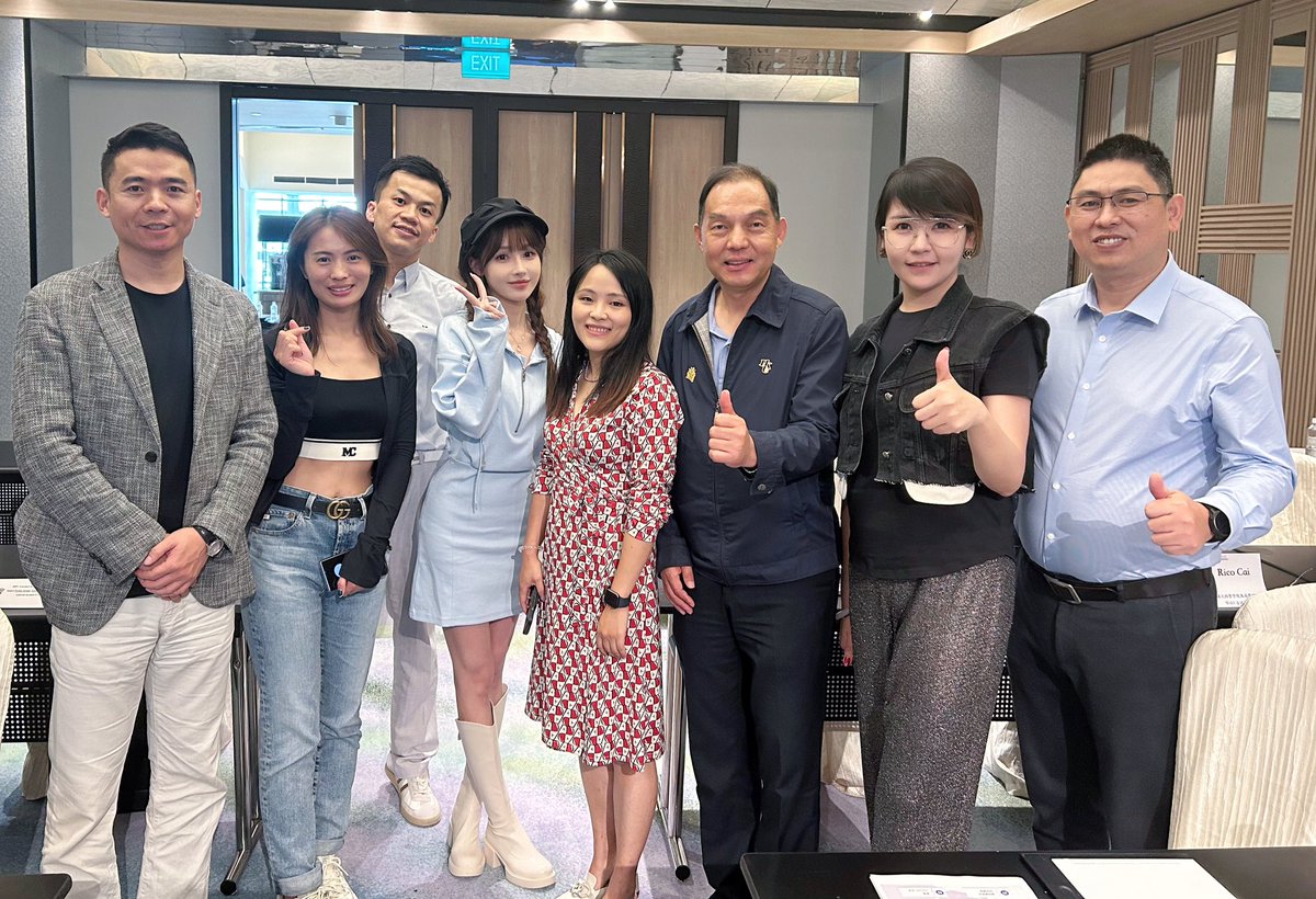 很幸福 在港大的Web3课程遇到了好多可爱的同学 同学们 10月香港再见☺️

我终于上飞机啦～ 赶回重庆吃月饼
祝大家中秋国庆新年快乐🎉
8天假诶 大家说去哪儿浪比较好🤪 https://t.co/KUKorMrr5P