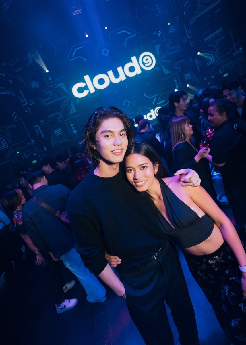 Ctrlsbrightvc's tweet photo. เอากะติช่าซี๊ได้กอดแบบเต็มๆแถมตอนถ่ายรูปได้กอดเอวไบ๊แบบเอวเป็นเอวงี้ติช่าชนะเริศคร่าา 👏👏 น่าอิจฉาสุดๆละงานนี้

Bright Vachirawit
#Cloud9EntGrandOpeningParty
#Cloud9Ent
#bbrightvc
@bbrightvc https://t.co/ghG0F8mUPo