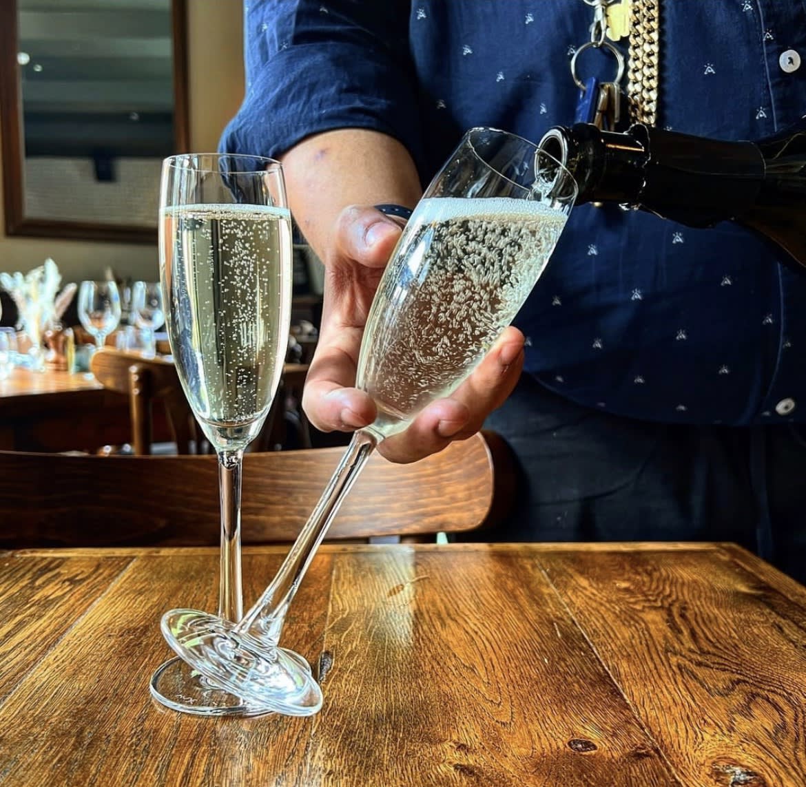 🫧 FIZZ FRIYAY 🫧
Join us for bottle of bubbles for only £20! And start your weekend properly 😎
.
.
.
#tulsehillhotel #tulsehill #hernehill #brockwellpark #lambeth #prosecco #weekend #weekendvibes #se24 #southlondon #tothepub #beergarden #gastropub