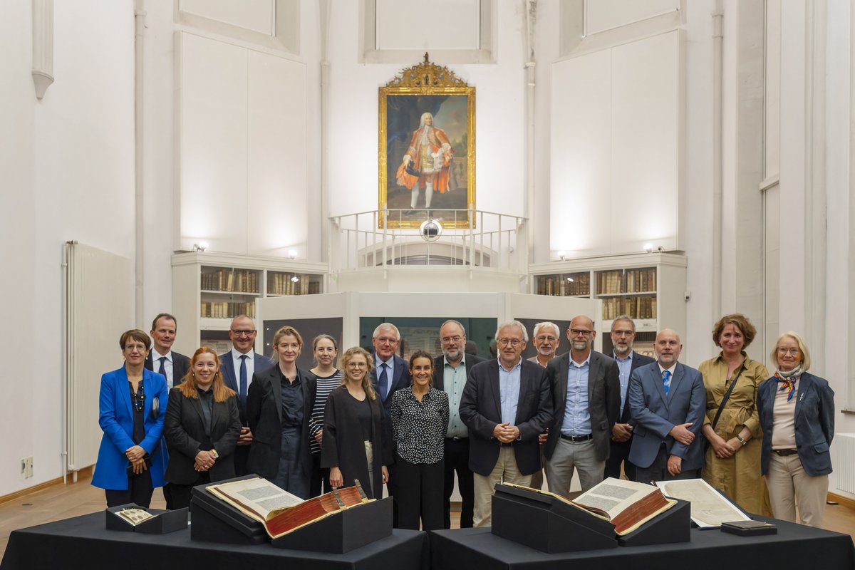 subugoe's tweet photo. Zu Gast an der SUB Göttingen: das deutsche Nominierungskomitee für das #UNESCO-Programm #memoryoftheworld. Seit 2001 zählt auch die Göttinger Gutenberg-Bibel zum #weltdokumentenerbe. Einblicke sind hier möglich: https://t.co/UICPy2DnnZ.^fp https://t.co/EOckkuBPBk