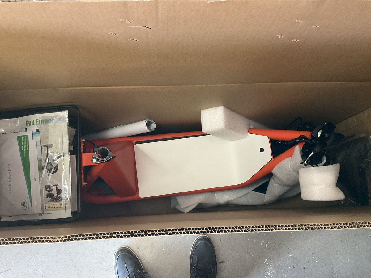 aigatari_s's tweet photo. 特定小型原付 #SunEmperor の試乗車 #SS1 入荷しました！
16歳以上は免許不要、電動バイクなのでガソリンもいらず、満充電で約45キロも走れちゃう！
公道試乗は10月2日からを予定しておりますのでお楽しみに♪
シニアカー、ツクツクも取扱ってます！ https://t.co/MChlPVmTDw