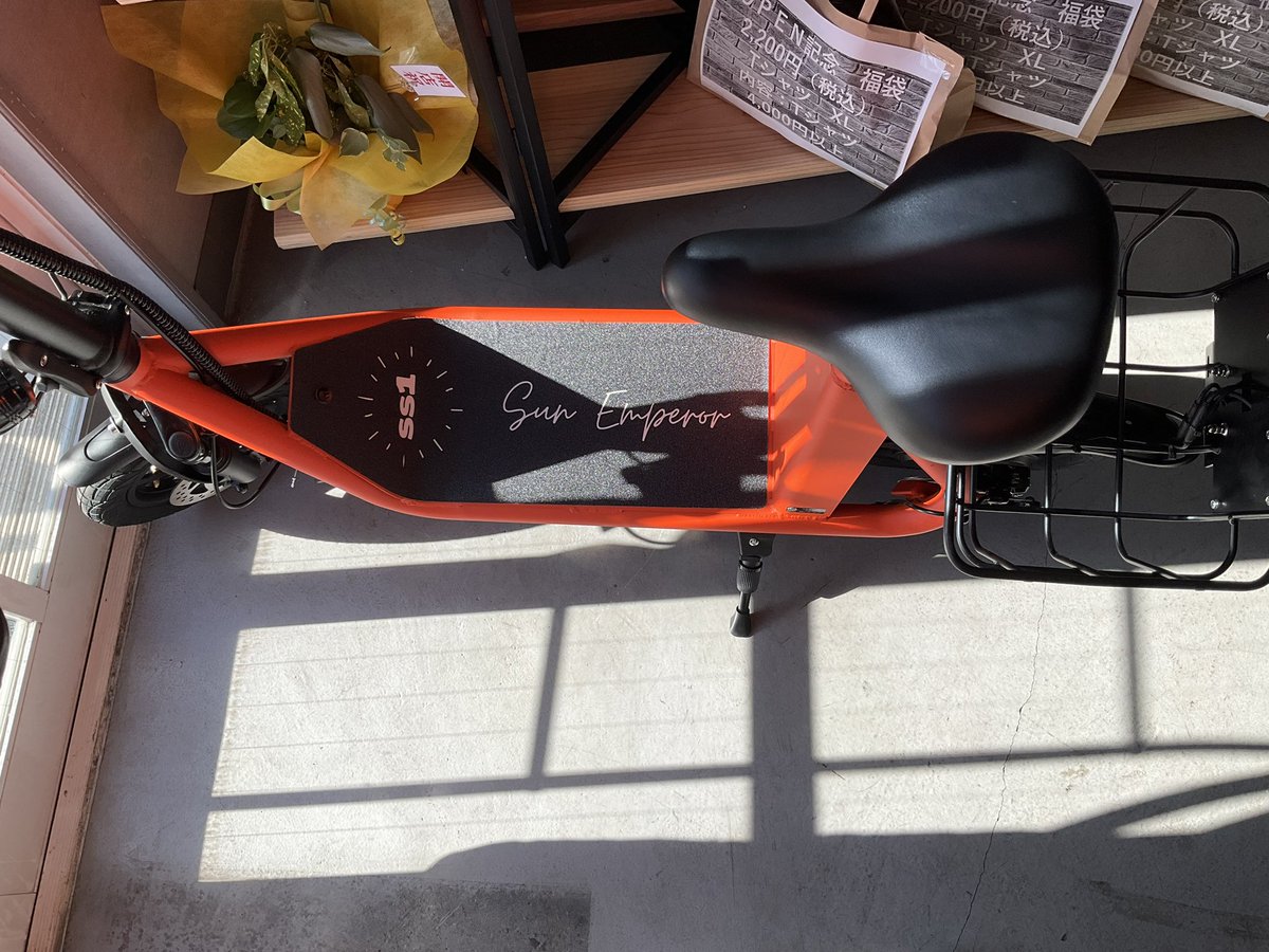 aigatari_s's tweet photo. 特定小型原付 #SunEmperor の試乗車 #SS1 入荷しました！
16歳以上は免許不要、電動バイクなのでガソリンもいらず、満充電で約45キロも走れちゃう！
公道試乗は10月2日からを予定しておりますのでお楽しみに♪
シニアカー、ツクツクも取扱ってます！ https://t.co/MChlPVmTDw