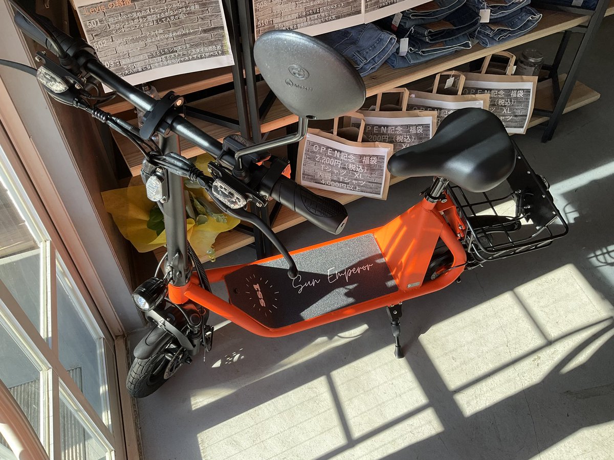 aigatari_s's tweet photo. 特定小型原付 #SunEmperor の試乗車 #SS1 入荷しました！
16歳以上は免許不要、電動バイクなのでガソリンもいらず、満充電で約45キロも走れちゃう！
公道試乗は10月2日からを予定しておりますのでお楽しみに♪
シニアカー、ツクツクも取扱ってます！ https://t.co/MChlPVmTDw