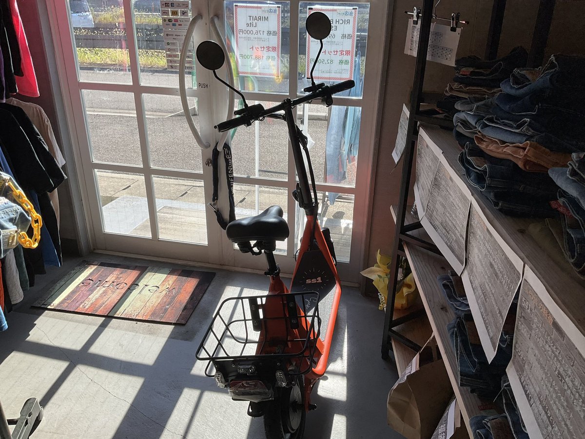 aigatari_s's tweet photo. 特定小型原付 #SunEmperor の試乗車 #SS1 入荷しました！
16歳以上は免許不要、電動バイクなのでガソリンもいらず、満充電で約45キロも走れちゃう！
公道試乗は10月2日からを予定しておりますのでお楽しみに♪
シニアカー、ツクツクも取扱ってます！ https://t.co/MChlPVmTDw