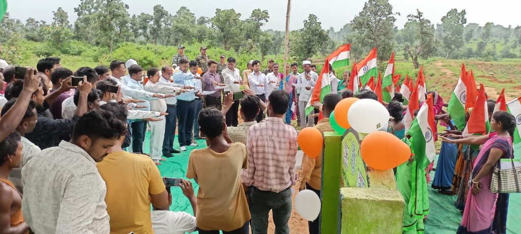 BSF_TCS's tweet photo. Glimpses #4of #MeriMaatiMeraDesh campaign. All villages in all blocks participated in MMMD in full Patriotic fervor and pride. The images depict the event held in Gram Panchayat Ichak.
#BSF
#NationFirst
#FirstLineofDefence https://t.co/mjjLlVj9LH