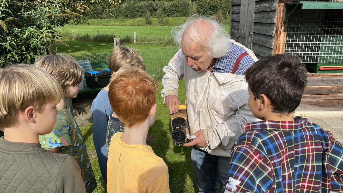 mveldhuis76's tweet photo. Pure honing, wright from the bee🐝😋

Gekregen van de imker van kasteel Doorwerth….

Wist jij dat een bijenvolk wel 40.000 bijen telt. Daarvan maar een paar honderd mannetjes (Darren).

@kasteeldw @Bijenlint #bestuivers #bij #honing #hoogstam #hoogstamboomgaard #kasteeldoorwerth https://t.co/ijt2lrzQjB