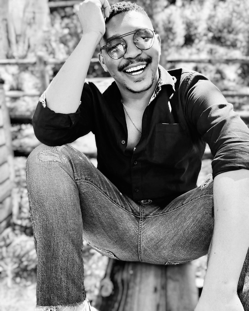 PapikieMiller's tweet photo. Smile though your heart is aching
Smile even though it's breaking https://t.co/WEuqmhc1AS