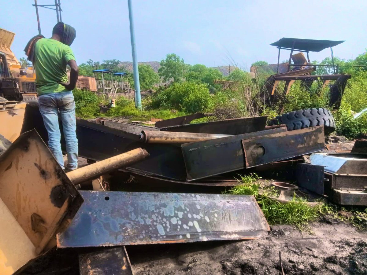 CCLRanchi's tweet photo. As a part of the preparatory phase of Special Campaign 3.0 various locations at Giddi C mine in Argada area were identified for cleaning and scrap disposal.

#SpecialCampaign3 #SwachhataHiSeva https://t.co/A7ABpbTCzI