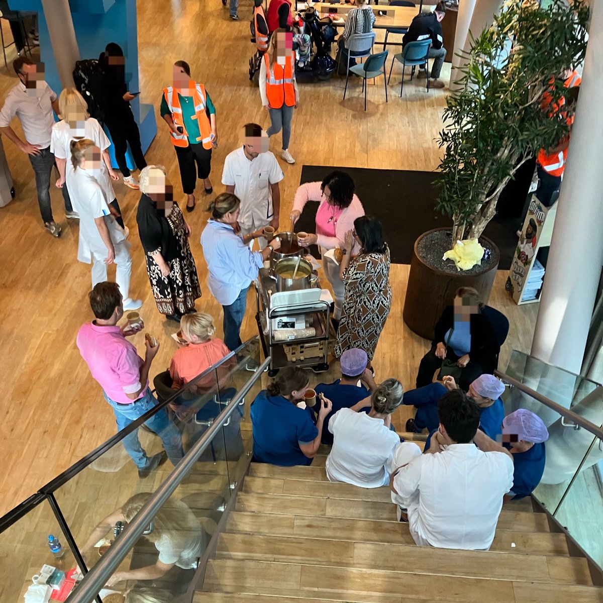 Na de afschuwelijke gebeurtenissen zag je gisteren de ware geest van samenwerking. Ziekenhuispersoneel en patiënten van <a href="/ErasmusMC/">Erasmus MC</a>  in het RAcafe <a href="/hsrotterdam/">Hogeschool Rotterdam</a>  na de evacuatie. Een inspirerend voorbeeld van solidariteit en zorg voor elkaar. ❤️🏥 #SamenSterk