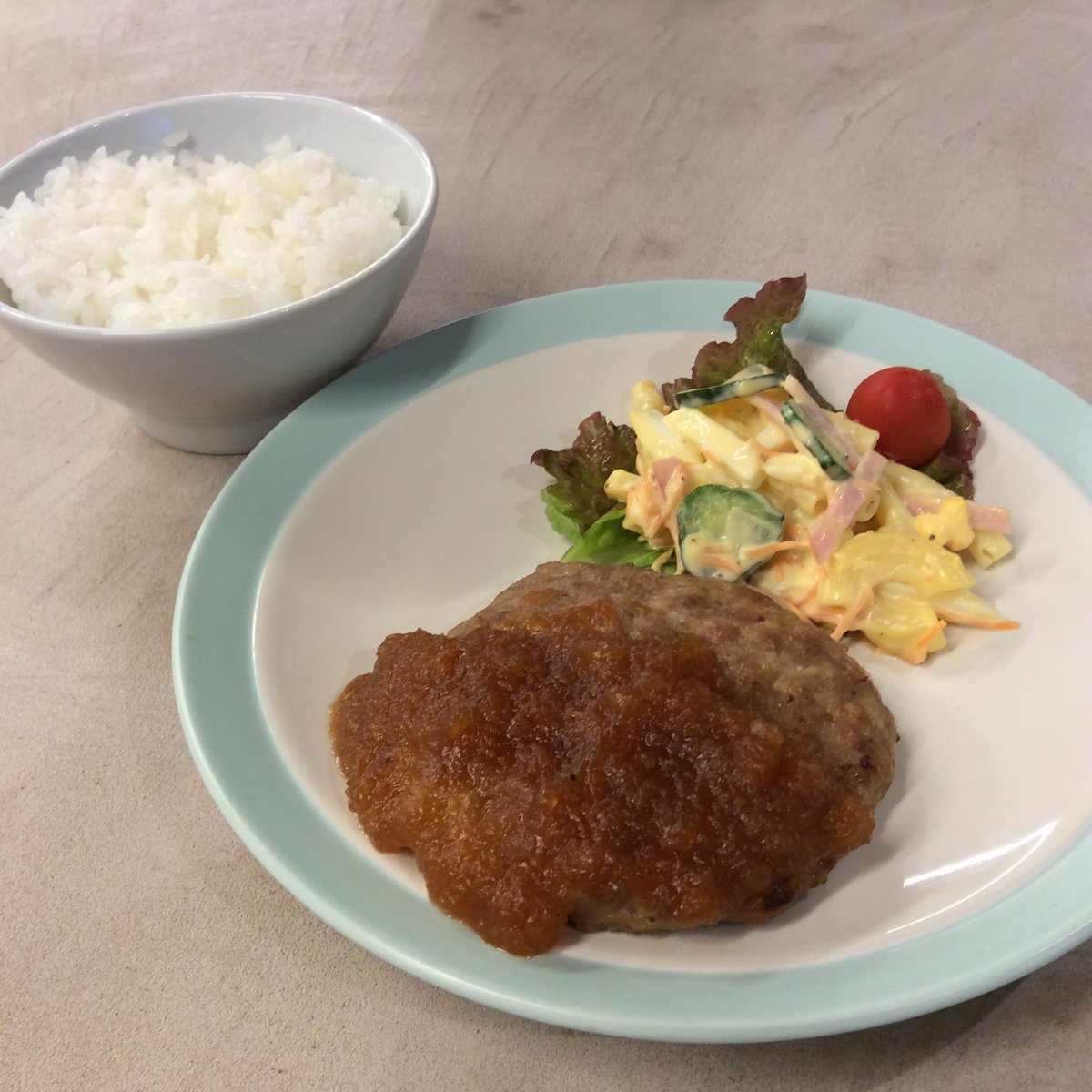 arbo_kitchen's tweet photo. 本日のメニューは大根おろしハンバーグです！

肉汁たっぷりで焼きあがりました😄お楽しみに！

#こども食堂 #アルボキッチン #クラシスホーム #孤食をなくそう #食べることは生きること #子ども食堂ネットワーク #フードパントリー #子ども食堂を応援したい https://t.co/J7PFU10Tyc