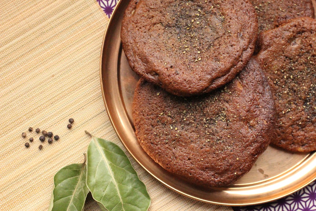 Parfois on a envie de cookies super simples... et parfois de cookies super funky!  Ces cookies 'adobo' créés par <a href="/theduskykitchen/">abi balingit 🌸 MAYUMU OUT NOW! 🌸</a>  entrent dans cette deuxième catégorie: chocolat,  sauce soja , poivre, laurier...  La recette : un-peu-gay-dans-les-coings.eu/2023/09/les-co…