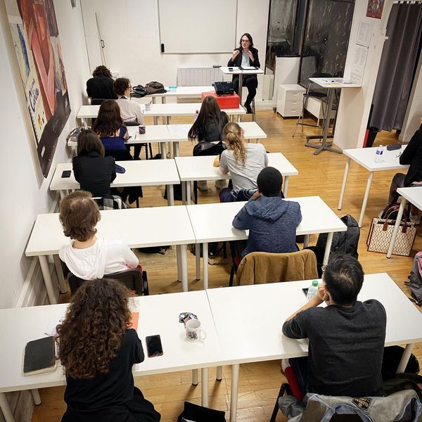 AcademieBD's tweet photo. La promotion Florence Cestac a fait à son tour sa rentrée ! L’occasion de toutes et tous se retrouver et de découvrir de nouvelles têtes…
On poursuit l’aventure !
#academiebd #ecolebd #écolebd #ecoledart #écoledart #bd #bandedessinée #horsparcoursup #academiedelcourt #cestac https://t.co/XNfFMxUnfi