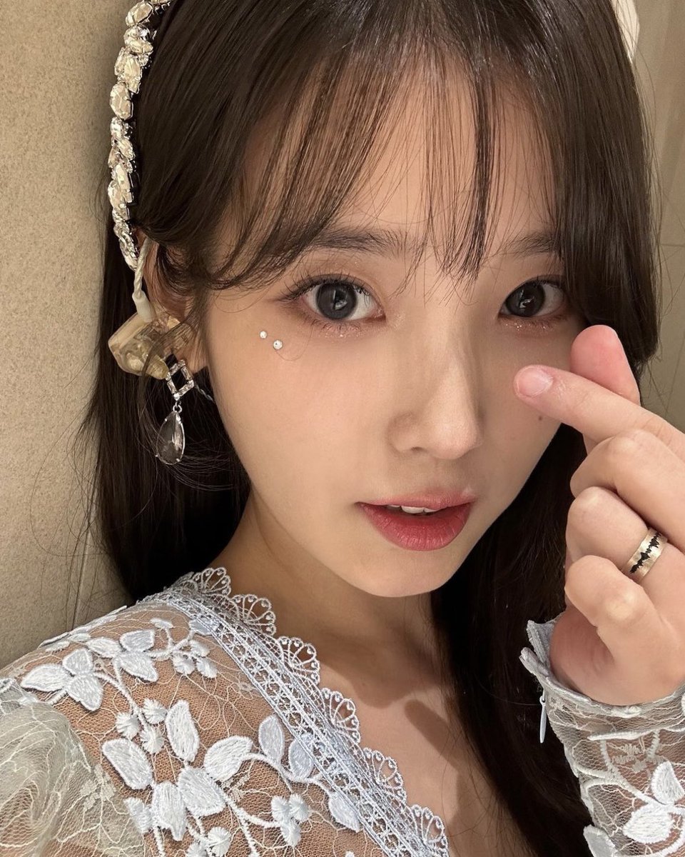 dlWldrma_iu's tweet photo. 고양이셀카와 토끼셀카를 한 번에 주심😭🐱🐰 https://t.co/zOjAONS2cL