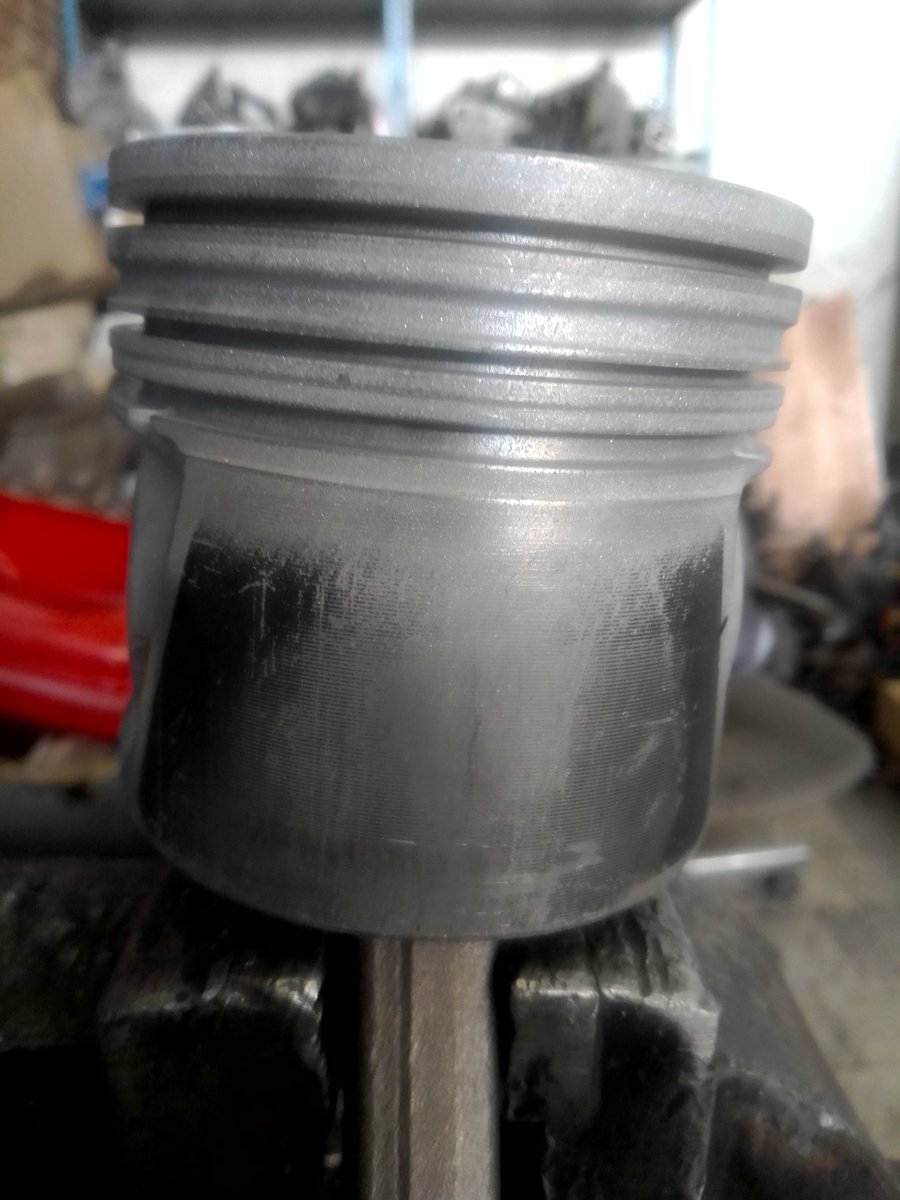 chillizee's tweet image. Piston cleaning and new rings installation