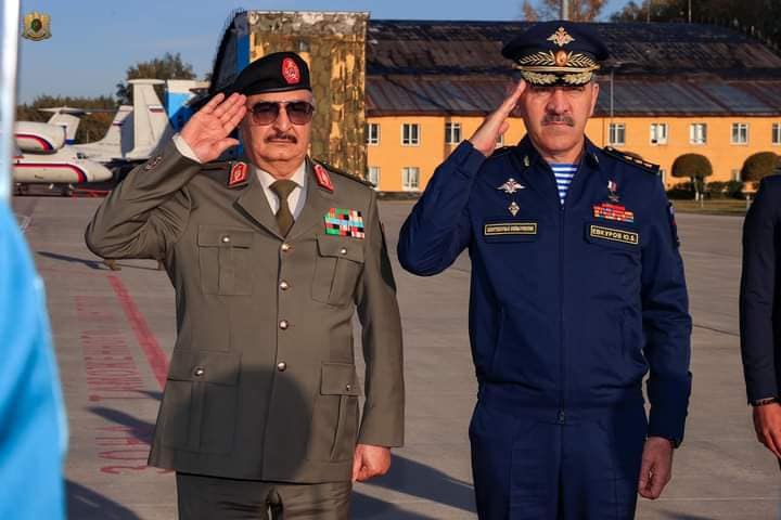 Libya Ulusal Ordusu (LNA) Yüksek Komutanı Hafter, Rusya'yı ziyaret etti .
Hafter, Moskova'da Putin ve Rusya Savunma Bakanlığı başkanı Şoygu ile görüştü. Ziyaretin Rusya Devlet Başkanı'nın daveti ile yapıldığı öğrenildi.
Görüşmede Libya'daki genel durumun konuşulduğu açıklandı.