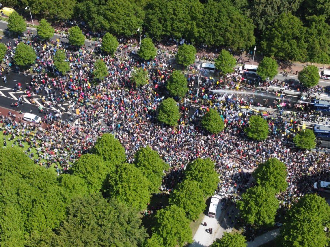 rochel_carla's tweet photo. Auf dem Weg nach Den Haag. 

Seit Wochen blockieren Menschen dort jeden Tag (!) die A12 und fordern den sofortigen Stopp fossiler Subventionen. Zehntausende haben sich schon an den Protesten beteiligt.

Dieses Wochenende sind wir dabei 🤝 Kommt mit! https://t.co/QOYv6xyAod