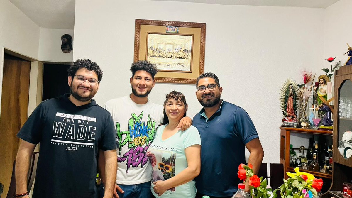 AngelIb90's tweet photo. Festejamos tu sonrisa, tu mirada, festejamos tu camino, festejamos tu amor, festejamos tus oraciones, festejamos que Dios nos permite celebrar un año más de tu vida.

Feliz cumpleaños a la mejor mamá de este y todos los universos.

Feliz cumpleaños, Mamita hermosa

❤️ https://t.co/1EjGxpi1hs