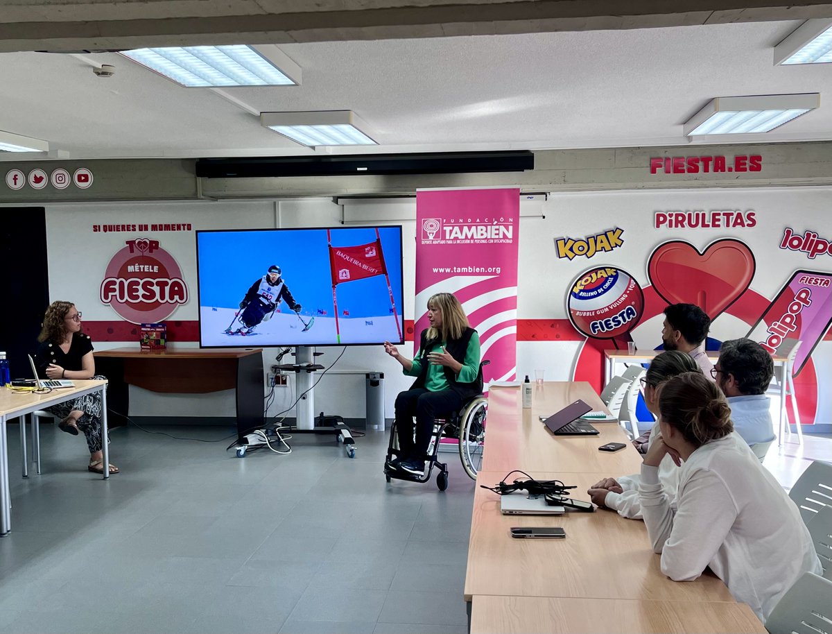 Fund_Tambien's tweet photo. Nuestra corredora del EQUIPO COMPETICIÓN FUNDACIÓN TAMBIÉN DE ESQUÍ & SNOWBOARD ADAPTADO Nathalie Carpanedo, que ha sido 10 veces Campeona de España de esquí alpino adaptado y que ahora está super dedicada al #Sitwake y al #Curling, ha dado una charla motivacional en @FIESTA_es https://t.co/ZgQrR5oXAV