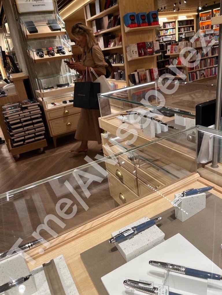 ElsadelCastill3's tweet photo. Yolanda Díaz, la que vive del comunismo con una bolsa de Gucci y otra de Tommy Hilfiger, en el Corte Inglés de Castellana.

Los que viven el comunismo en Venezuela. https://t.co/6dYF5cKGLF