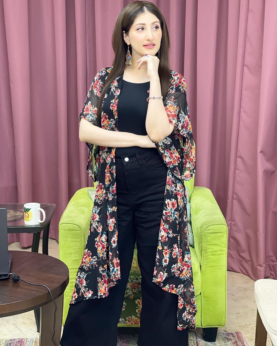 MediaSpringPk's tweet photo. 🖤 @DrArooba1 radiates charm in a floral-infused black ensemble for her show #Kasauti. Complementing the look, she flaunts chunky ethnic earrings and steps gracefully in vibrant orange heels. 🌸🧡 https://t.co/KB5dZNje4h