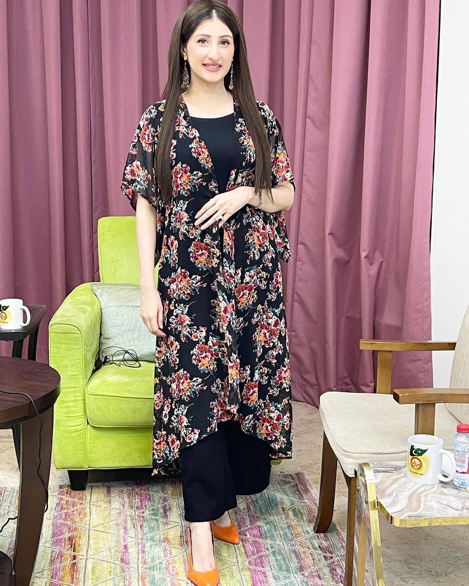 MediaSpringPk's tweet photo. 🖤 @DrArooba1 radiates charm in a floral-infused black ensemble for her show #Kasauti. Complementing the look, she flaunts chunky ethnic earrings and steps gracefully in vibrant orange heels. 🌸🧡 https://t.co/KB5dZNje4h
