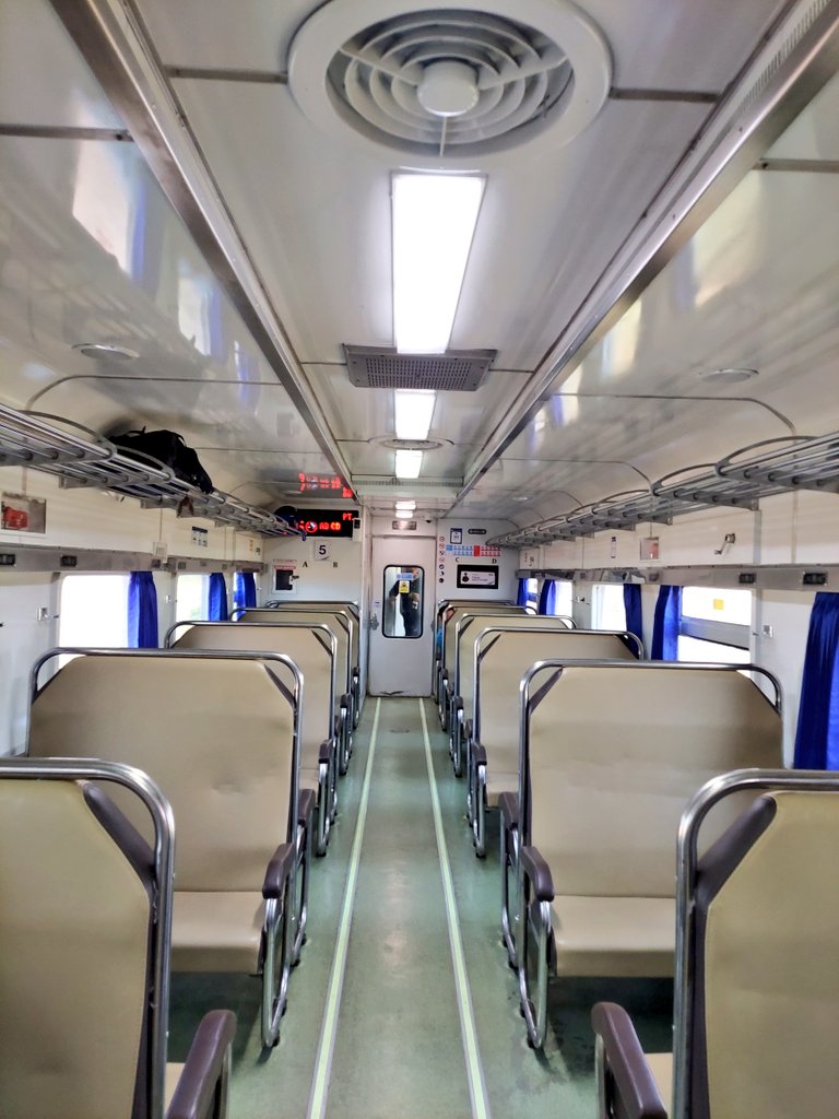 bowosusilo94's tweet photo. KLB Nostalgic Culinary kali ini berbeda gaes. Tentunya lebih nyaman, seat nya tuh 2-2 gitu. Jadi lebih luas. Udah gitu bisa sambil kulineran di dalam kereta euy😍
@KAI121 @RMU_ID @keretaapikita 
#KAI121 #AyoKulinerdiKereta #KLBNostalgicCulinary https://t.co/1AaFTe9y9d