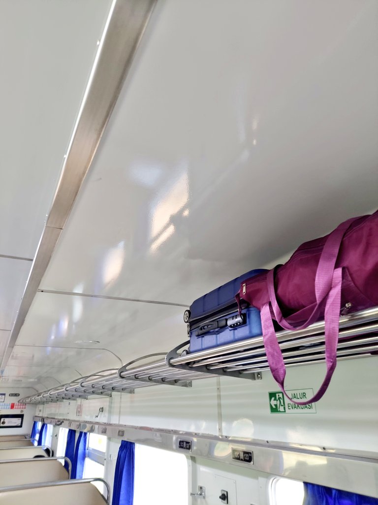 bowosusilo94's tweet photo. KLB Nostalgic Culinary kali ini berbeda gaes. Tentunya lebih nyaman, seat nya tuh 2-2 gitu. Jadi lebih luas. Udah gitu bisa sambil kulineran di dalam kereta euy😍
@KAI121 @RMU_ID @keretaapikita 
#KAI121 #AyoKulinerdiKereta #KLBNostalgicCulinary https://t.co/1AaFTe9y9d