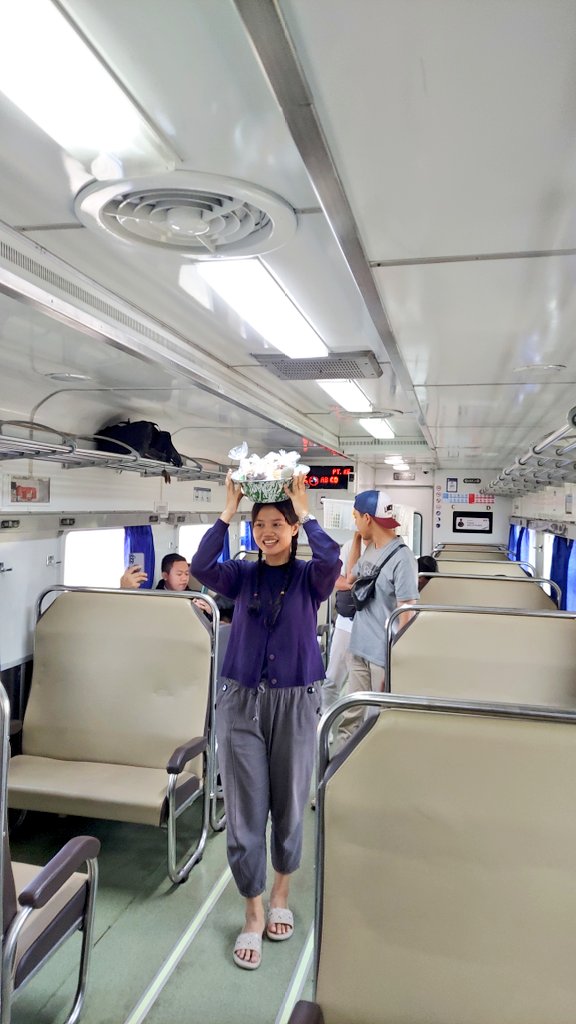bowosusilo94's tweet photo. KLB Nostalgic Culinary kali ini berbeda gaes. Tentunya lebih nyaman, seat nya tuh 2-2 gitu. Jadi lebih luas. Udah gitu bisa sambil kulineran di dalam kereta euy😍
@KAI121 @RMU_ID @keretaapikita 
#KAI121 #AyoKulinerdiKereta #KLBNostalgicCulinary https://t.co/1AaFTe9y9d