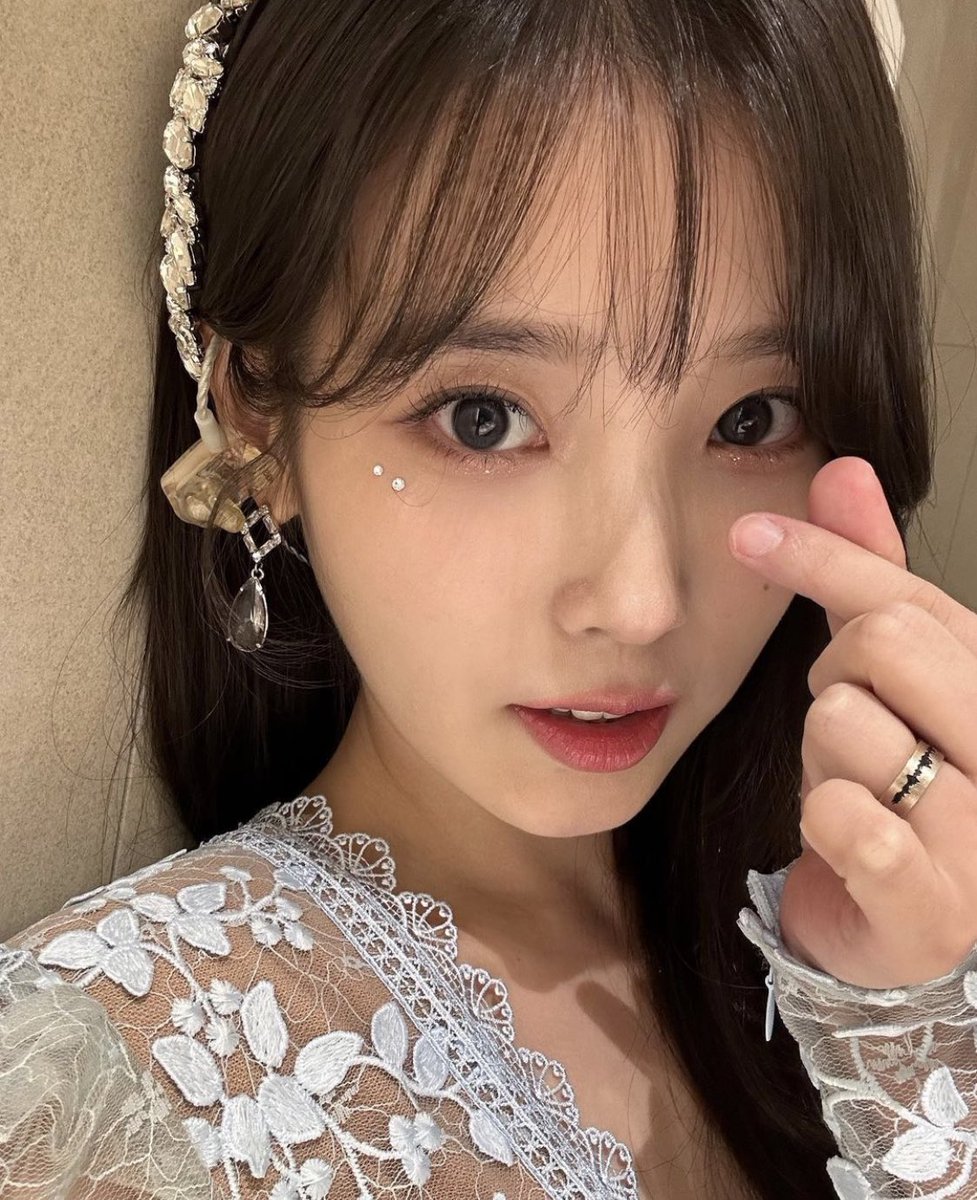 jieun_thailand's tweet photo. ไอยูใส่แหวนคลื่นเสียงยูแอนาขึ้นแฟนคอนเสิร์ตด้วยค่ะ 💍✨ ข้อความบนแหวนถูกสลักเอาไว้ว่า ‘หวังว่าเราจะสนิทกันมาขึ้นนะยูแอนา’ 🥺 https://t.co/CrLw6pFQIi
