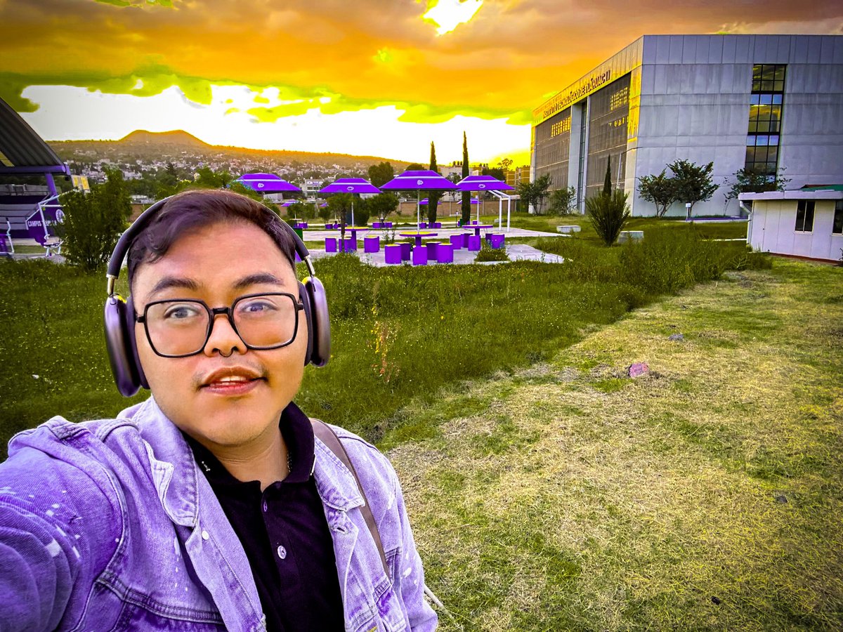 HeyChuchiz's tweet photo. Les comparto, una selfie que me tomé durante la salida de la oficina, donde me percaté de tan extraordinarios y últimos rayos del sol, el cual iluminaban en un tono cálido al edificio principal de mi alma mater, la “Casa de los Lobos” @TecNMTlahuacII 

#OrgulloTecNM https://t.co/WdkfrZ7F3F