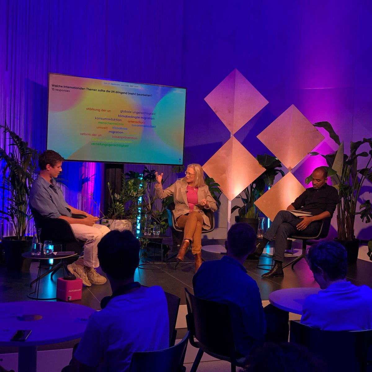 Ju_Lein's tweet photo. Ein Date mit der Demokratie - tolles Format @FuturiumD. Wir sprachen auch über #UNFutureSummit  &amp; dass Demokratie „zu Hause“ gelingen muss für faire und menschenwürdige globale Politik   #DatingDemocracy @mnbeeko @lewtoepfer @Florian_prokop @edp_network @s_weinlich @MBeisheimSWP https://t.co/Rr0k9ivvWi