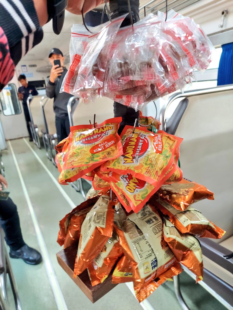 bowosusilo94's tweet photo. @KAI121 @RMU_ID @keretaapikita Ini juga ada pedagang asongan gitu gaes, persis kayak jaman dulu hehe. Ada aneka jajanan dan juga ada yang jual koran 🤭😁
@KAI121 @RMU_ID @keretaapikita 
#KAI121 #AyoKulinerdiKereta #KLBNostalgicCulinary https://t.co/C0YzpJmqVG