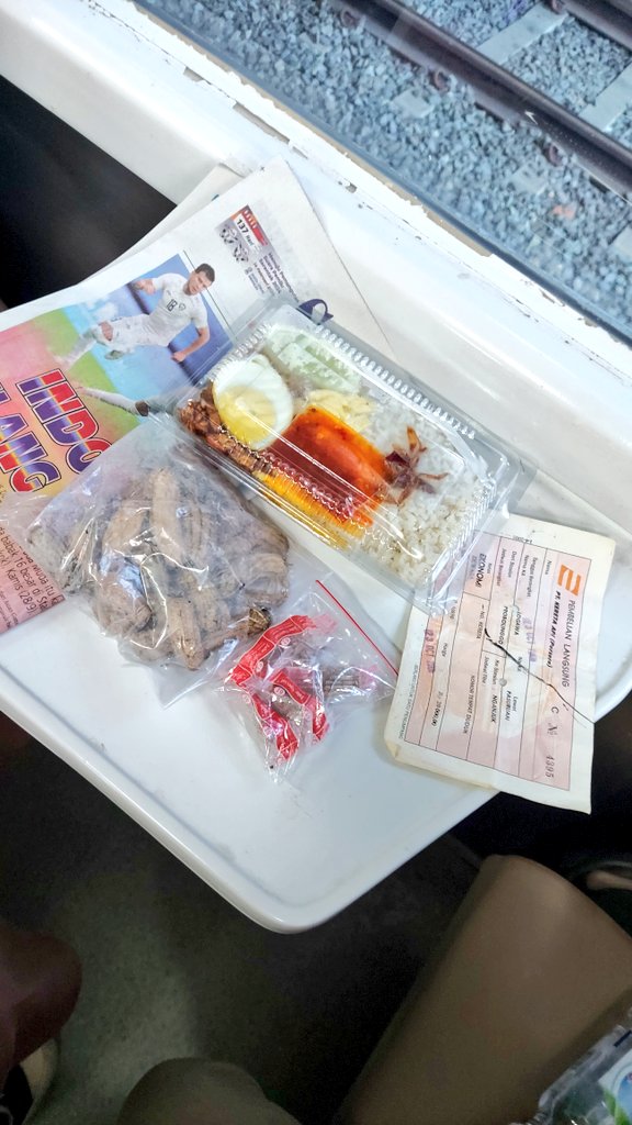 bowosusilo94's tweet photo. @KAI121 @RMU_ID @keretaapikita Ini juga ada pedagang asongan gitu gaes, persis kayak jaman dulu hehe. Ada aneka jajanan dan juga ada yang jual koran 🤭😁
@KAI121 @RMU_ID @keretaapikita 
#KAI121 #AyoKulinerdiKereta #KLBNostalgicCulinary https://t.co/C0YzpJmqVG