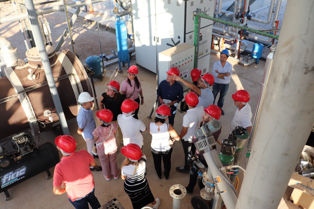 esamur_aguas's tweet photo. ✅ Responsables del Proyecto @dry4gas @esamur_aguas @CEBAS_CSIC @Rank_ORC @EHSTechniques @CederCiemat @CIEMAT_OPI y #Aitesa visitan el piloto instalado en la EDAR de San Javier. #EconomíaCircular y #reutilización de #residuos para generar #EnergíaSostenible #LIFEDRY4GAS #EcInnova https://t.co/EOeszKtSC0