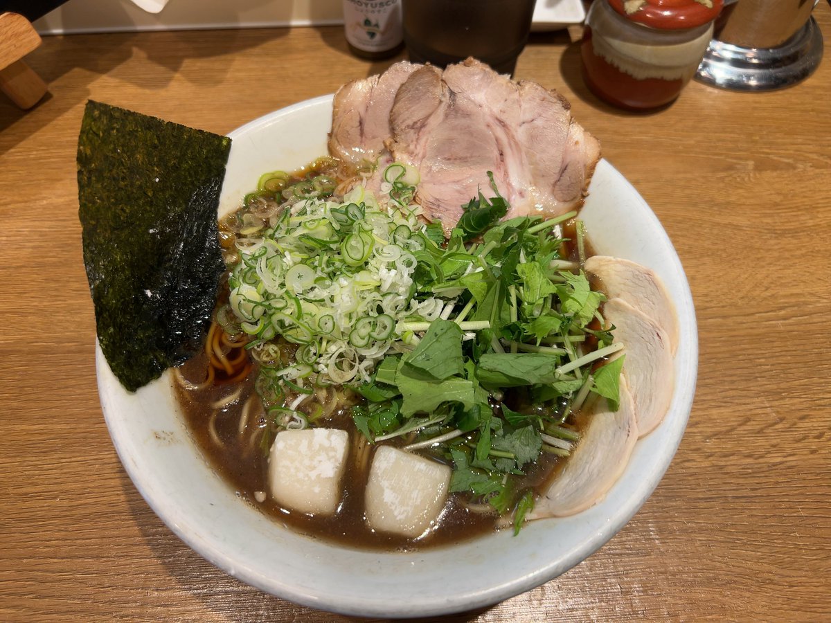 Akira_9966's tweet photo. 本日のお品
西新井「桔梗と空」
淡麗醤油ラーメン

お久しぶりのラーメン^ ^
近場で、つい来そびれていたお店。煮干ししてないスッキリとしたスープと、どっさりのトッピング、そして細麺がバッチリ♪ もっと早く来れば良かった、、と思った程美味かった♪
＃西新井　＃桔梗と空 https://t.co/KHbAAk0yLB