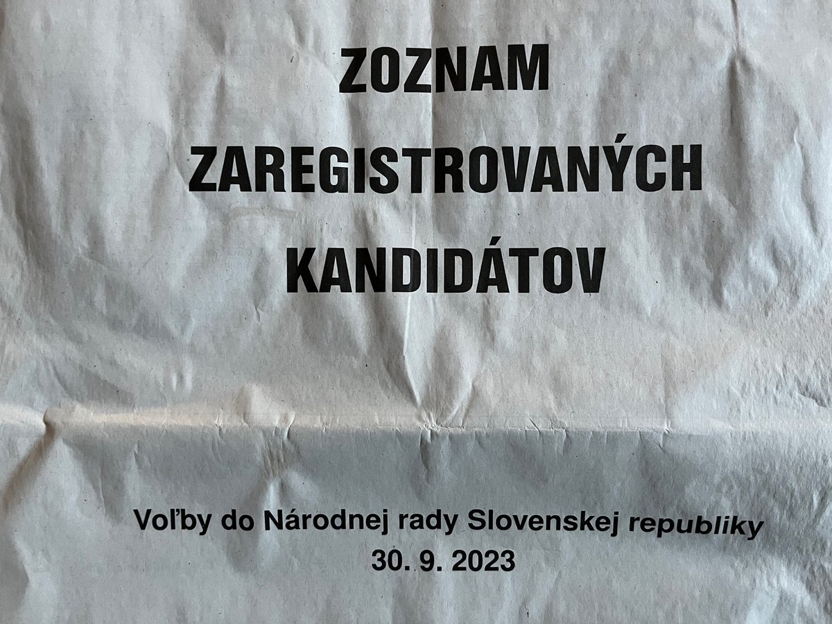 AKO VOLIŤ, KED STE NEROZHODNUTÍ? Robím to takto:
1. Za plentou vyberiem strany (>5%), medzi ktorými si neviem vybrať. Ostatné dám bokom.
2. Na vybraných lístkoch zakrúžkujem po 4 ženy.
3. Potom otočím vybrané lístky, zatvorím oči, zamiešam a vyberiem jeden a vložím ho do obálky.