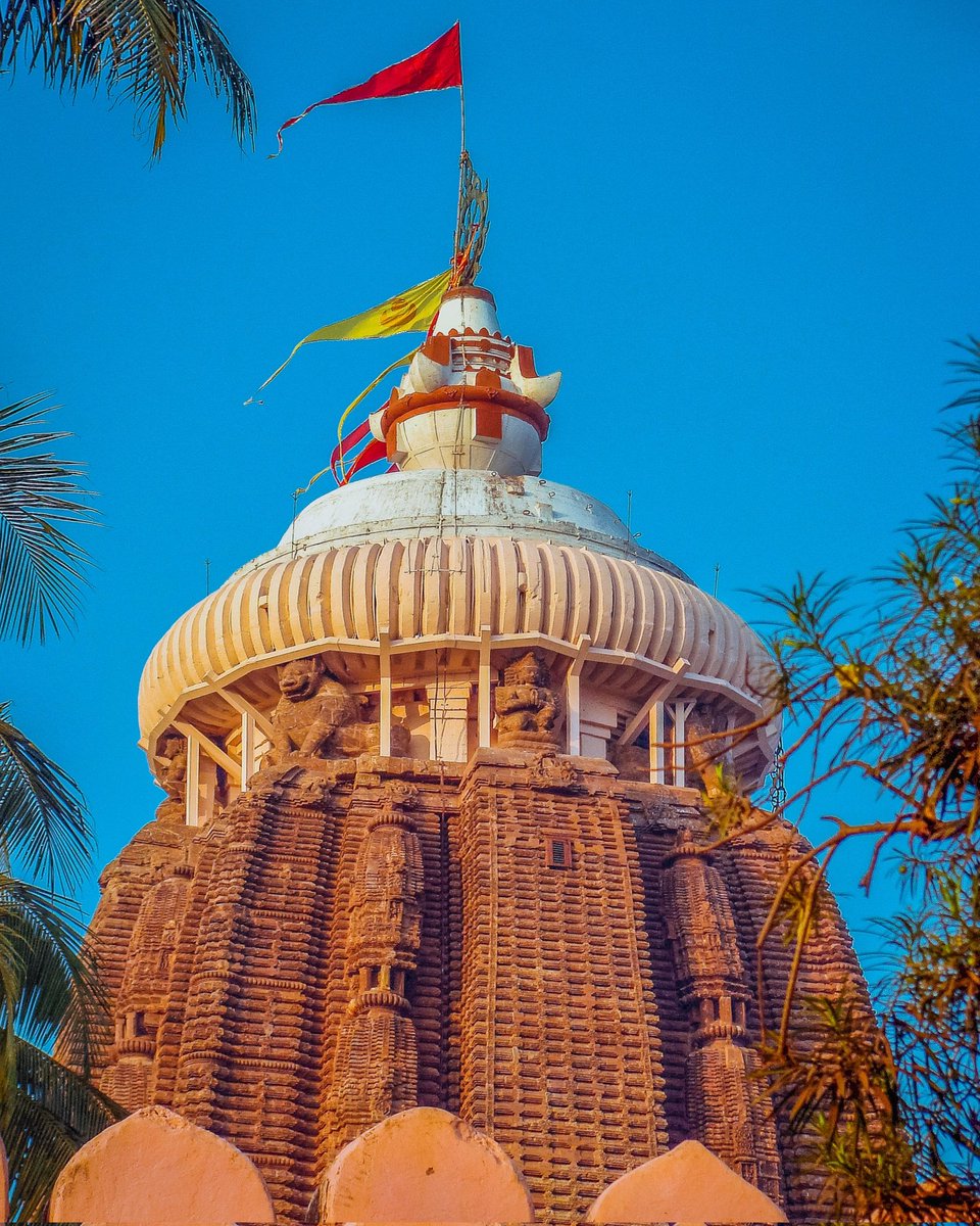 SanySourav's tweet photo. Jai Jagannath 🙏

The Jagannath Temple Spire and Neelchakra (blue wheel) with a flag pole atop it.

#puri #Odisha #odishatourism #chardham #jagannath #puritemple #PuriJagannadh #Hinduism #Temple #ourculture https://t.co/ebj4mZGbpr