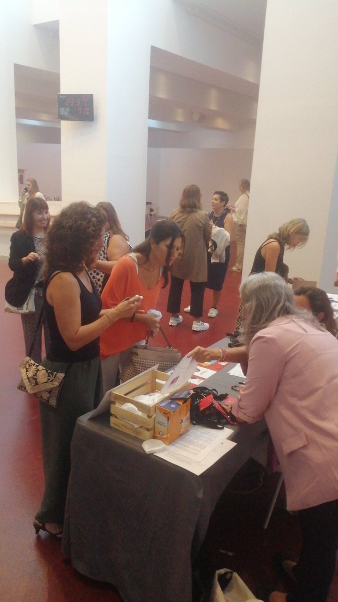 Avui és el dia.
Avui Alimenta  el teu Negoci
I ja comença a arribar la gent

Us esperem

#tenslaparaula