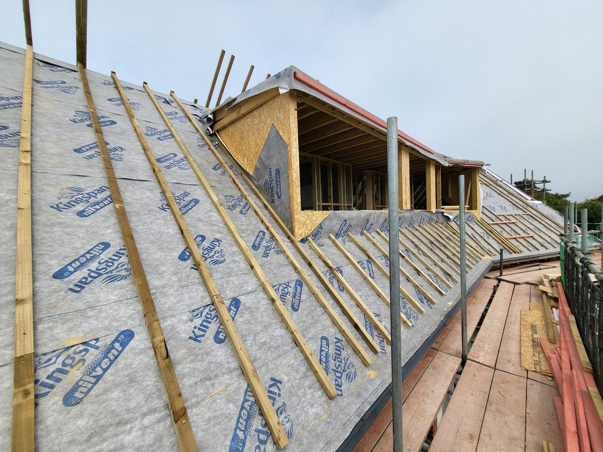 Progress at Lobster Pot with the dormers formed on the rear roof. If you would like to find out more about all our developments, have a look at our website: buff.ly/39Hr9TR #PropertyDeveloper #NewBuild #PropertyDevelopment