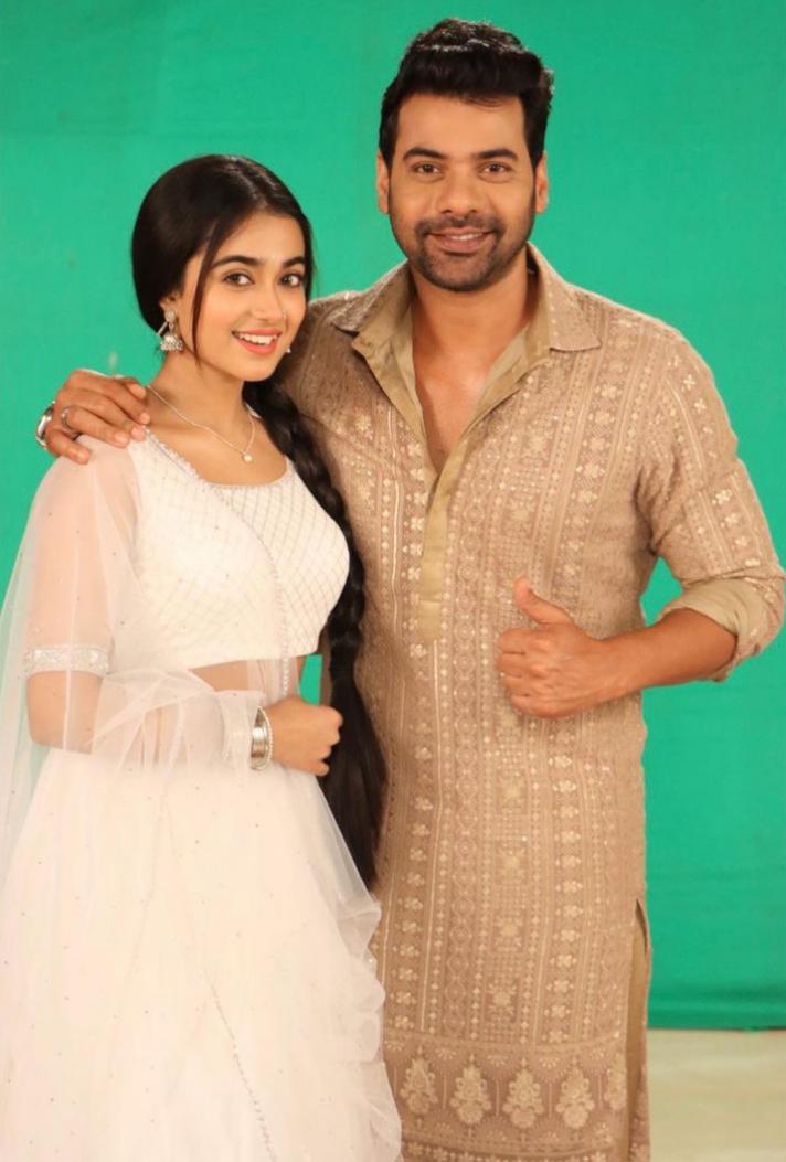 UrbanAsian's tweet photo. Shabir Ahluwalia and Neeharika Roy’s chemistry in Prateek Sharma’s Pyar Ka Pehla Naam Radha Mohan lights up the screen🫶💕

@theneeharikaroy
@SHABIRAHLUWALIA

#radhamohan #studiolsd #pkpnrm500 #500episodes #shabirahluwalia #neeharikaroy https://t.co/14GXf2qHeo