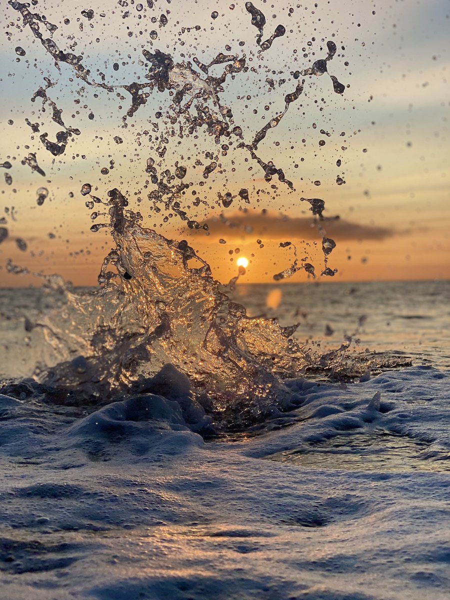 MarcD_Weegem's tweet photo. Friday makes a Splash!
.
#ireland #stormhour #ThePhotoHour #sunrise #wicklow #dogsoftwitter #greystones #irelandsancienteast #heartofireland https://t.co/jhBjVmGDhG