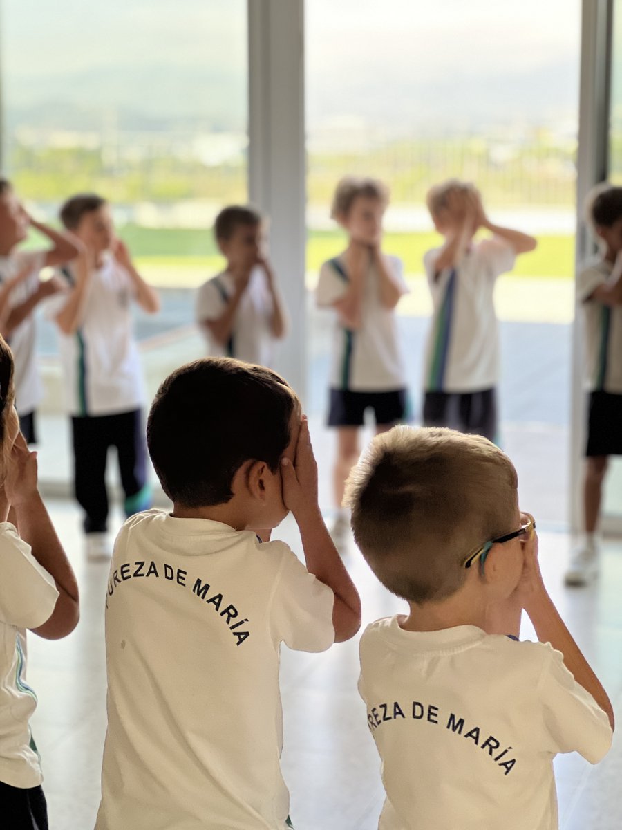 pmariasantcugat's tweet photo. A primer treballem la religió amb la interpretació corporal d’una cançó 🎶 #iiin #identitatcristiana #santcugat #música https://t.co/KcxyQaTG9C