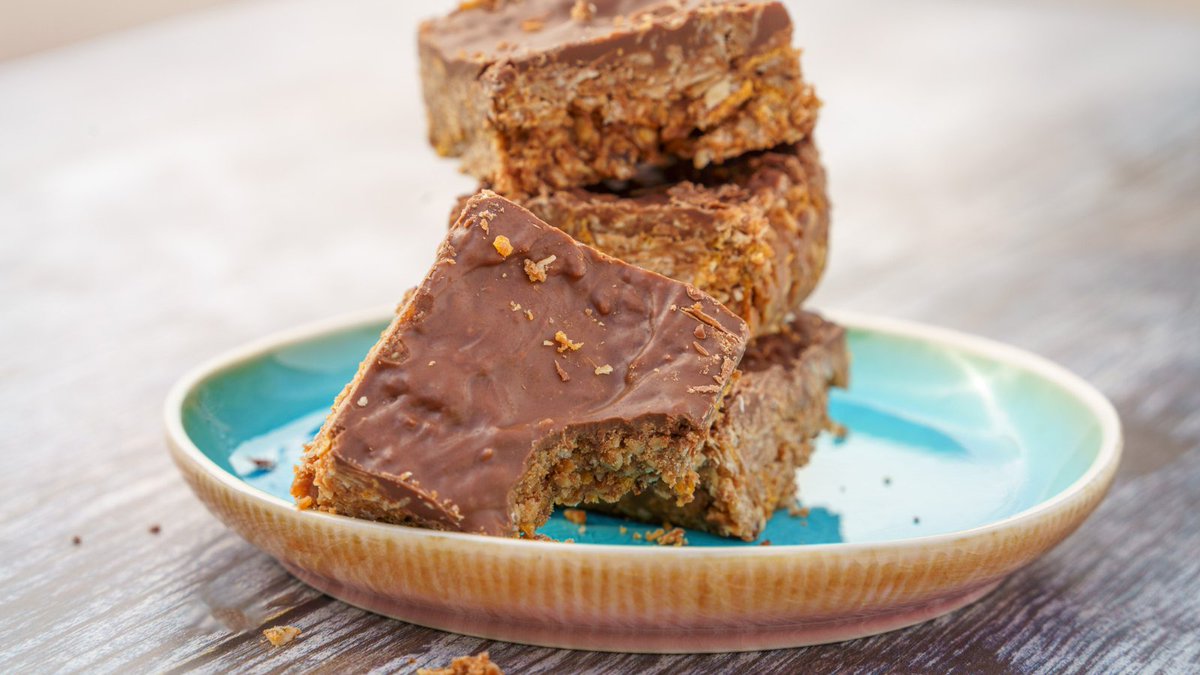 hamlynsoats's tweet image. Indulge your sweet tooth with these #nobake chocolate flapjacks. This budget-friendly recipe offers the perfect balance of oaty goodness, crunchiness and smooth milk chocolate, using simple storecupboard ingredients.

Recipe link⬇️
hamlynsoats.co.uk/recipes/no-bak…

#oats #treatyourself